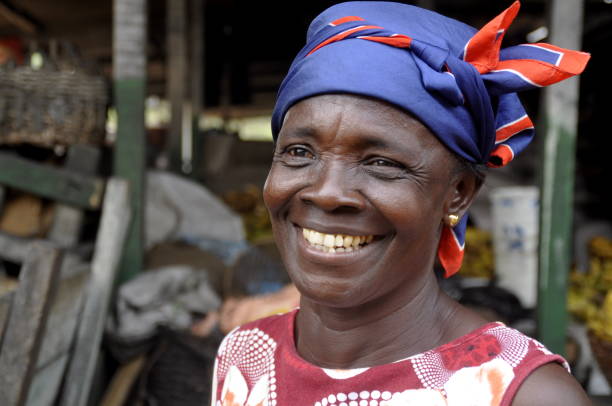 Femme souriante au marché.