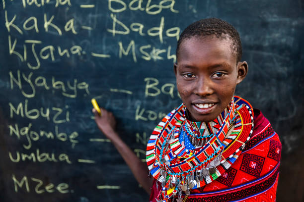 Un enfant masaï qui suit un cours de swahili (une langue africaine)