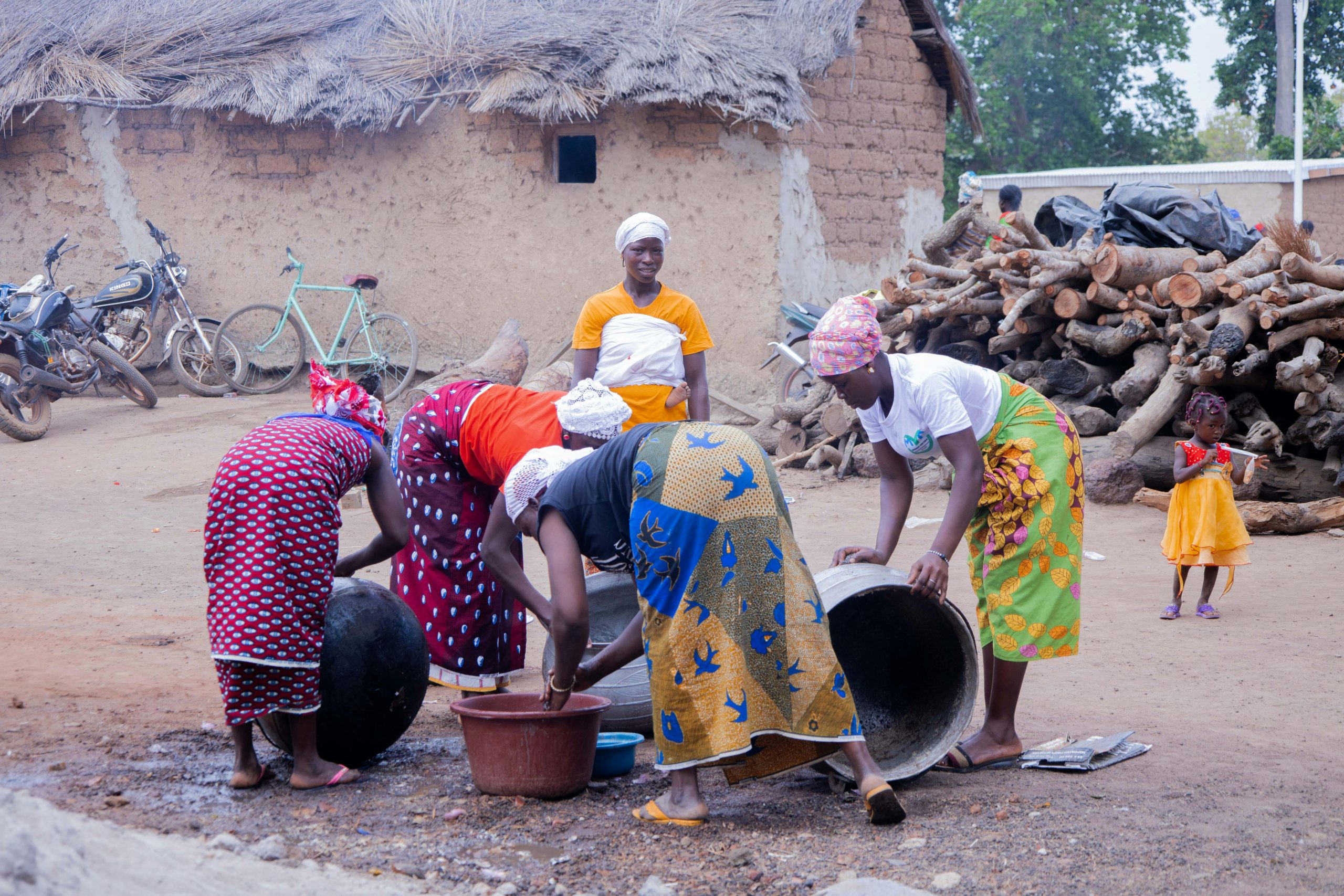 Femmes faisant la laisse au village.